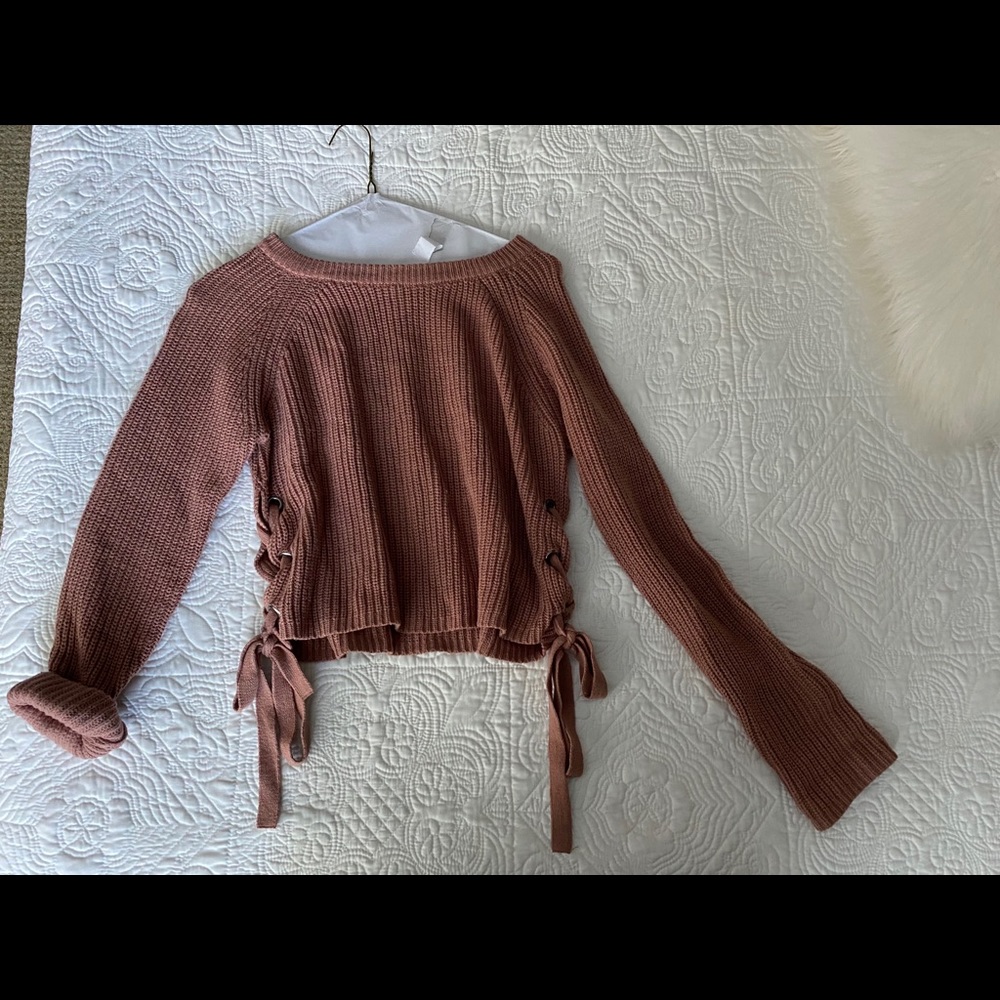 Cropped sweater. Color: mauve